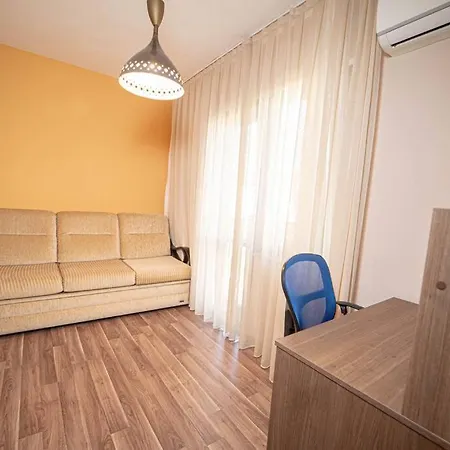 3 Bedroom Family House With Garden - Pool In