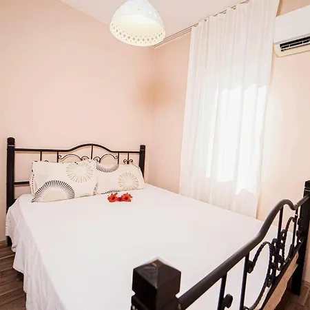 3 Bedroom Family House With Garden - Pool In بيت للعطل *