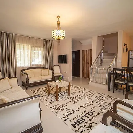 3 Bedroom Family House With Garden - Pool In 페티예