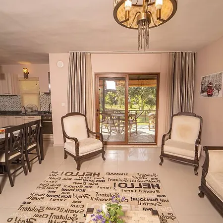 3 Bedroom Family House With Garden - Pool In 페티예