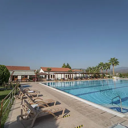 3 Bedroom Family House With Garden - Pool In 페티예