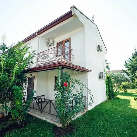 3 Bedroom Family House With Garden - Pool In 펜션 페티예