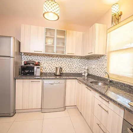 펜션 3 Bedroom Family House With Garden - Pool In 페티예